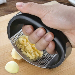 Manual Garlic Press Stainless Steel Handheld Ginger Garlic Curve Mincer Chopping (Random Color) - Image 3
